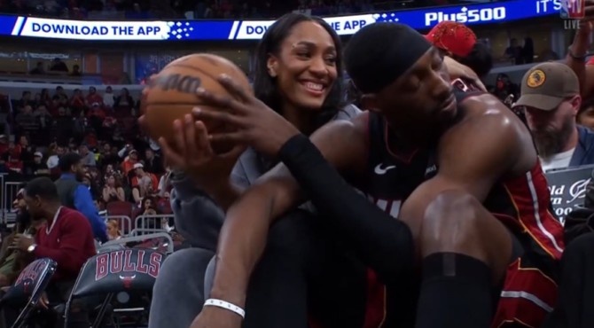 麻将胡了模拟器-比赛还不开！阿德巴约场边与女友阿贾甜蜜互动 后者笑开颜